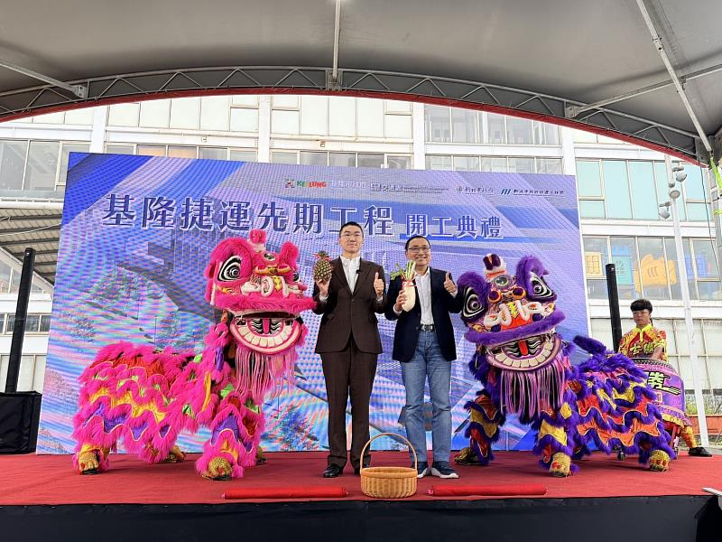 兩位市長接鳳梨與好彩頭祝工程順利。