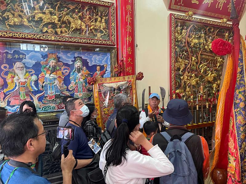 興安宮黃登圍主委帶領大家了解溪南寮聚落。