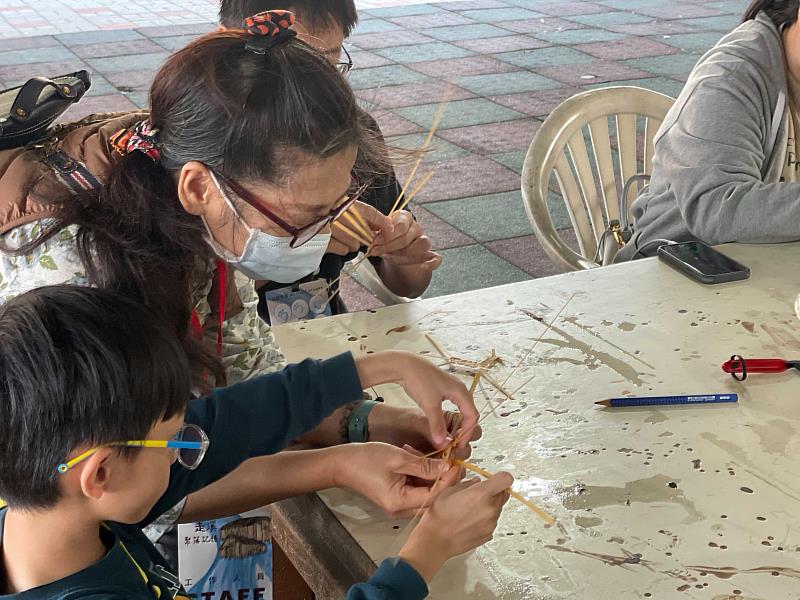 竹編老師教授參與學童編織竹藝。