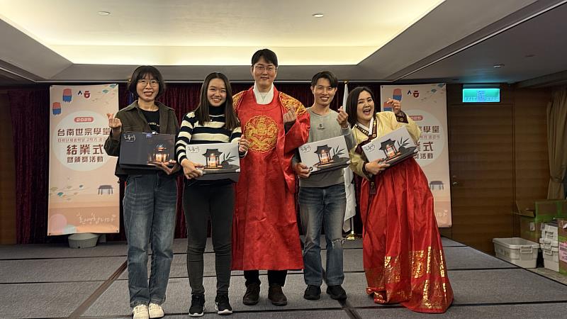 台南世宗學堂營運長暨語言中心主任高濟庚（中）頒發「研修三年禮」予得獎學員。