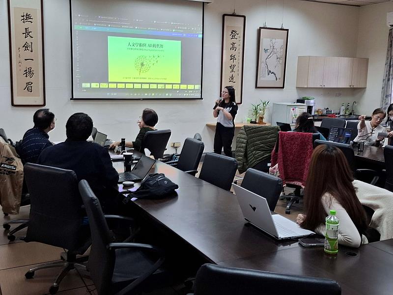 陳姞淨認真教學。