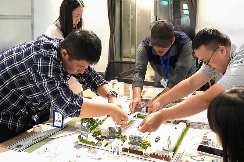 工作坊以「城市小綠洲」作為臺中停車場轉型的起點，針對老舊停車場進行場域改造。