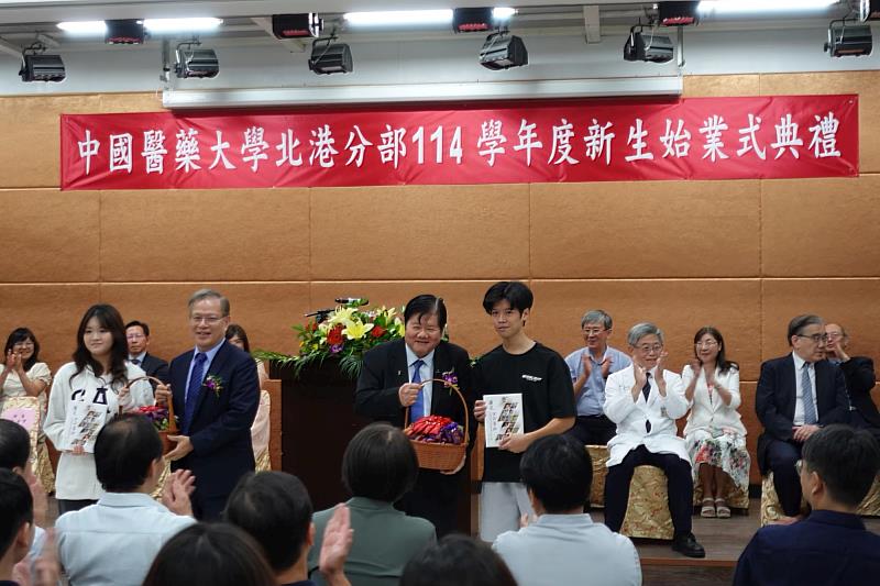 CMU新生始業式送書給新鮮人的一份愛的禮物、愛的分享與殷殷期許。