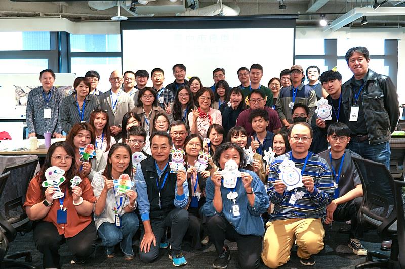 工作坊產官學代表與停車場公仔合影。