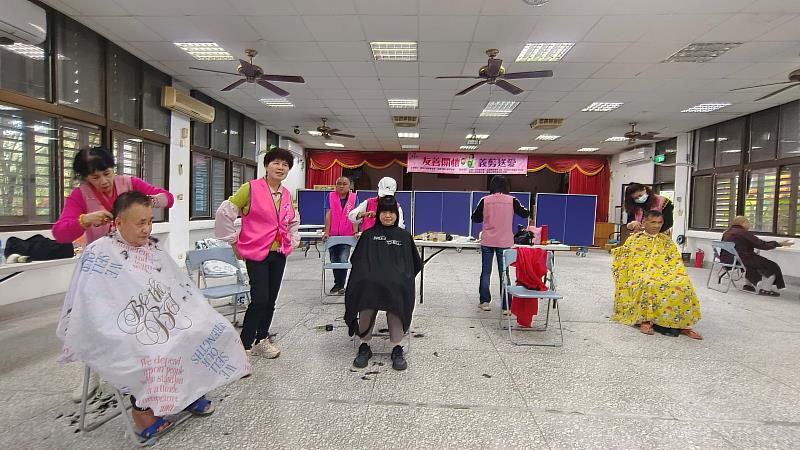 桃園市愛心義剪協會設計師展現專業，細心替花蓮光復鄉民打理新造型。（圖由靈鷲山佛教教團提供）