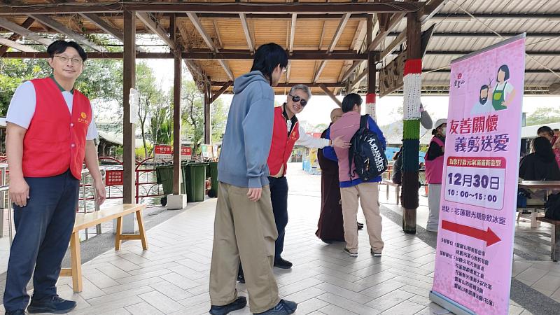 靈鷲山慈善基金會志工親切與參與免費義剪活動鄉親互動。（圖由靈鷲山佛教教團提供）