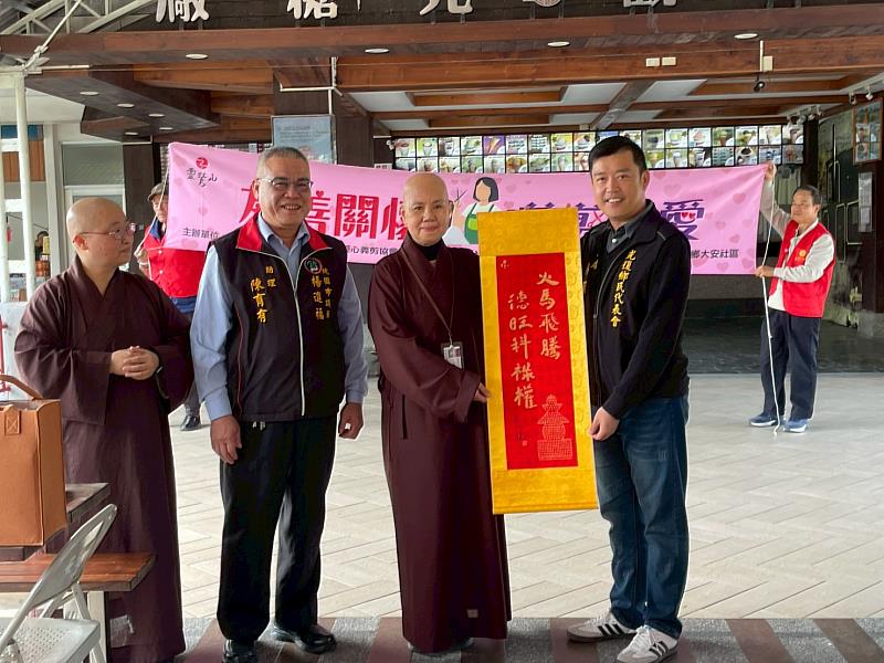 靈鷲山慈善基金會董事長性月法師（右2）致贈靈鷲山開山住持心道法師新春墨寶給光復鄉民會代表主席廖翊鈞（右1）。（圖由靈鷲山佛教教團提供）