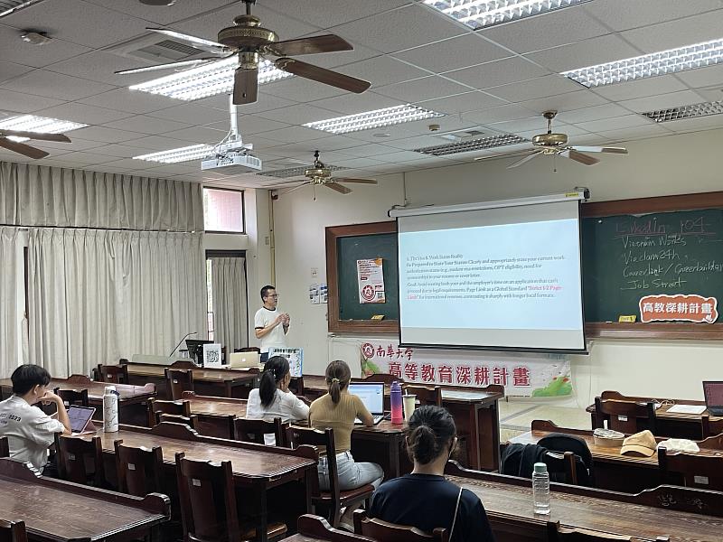 南華大學國際處辦理履歷撰寫與面試技巧工作坊,學生認真聽講。