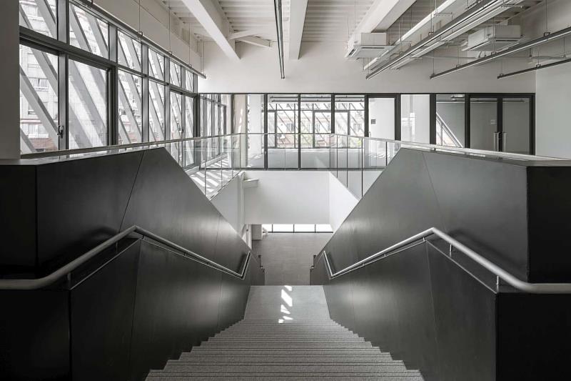 「香山綜合休閒運動館新建工程」獲行政院公共工程委員會第25屆「公共工程金質獎」建築類佳作肯定。