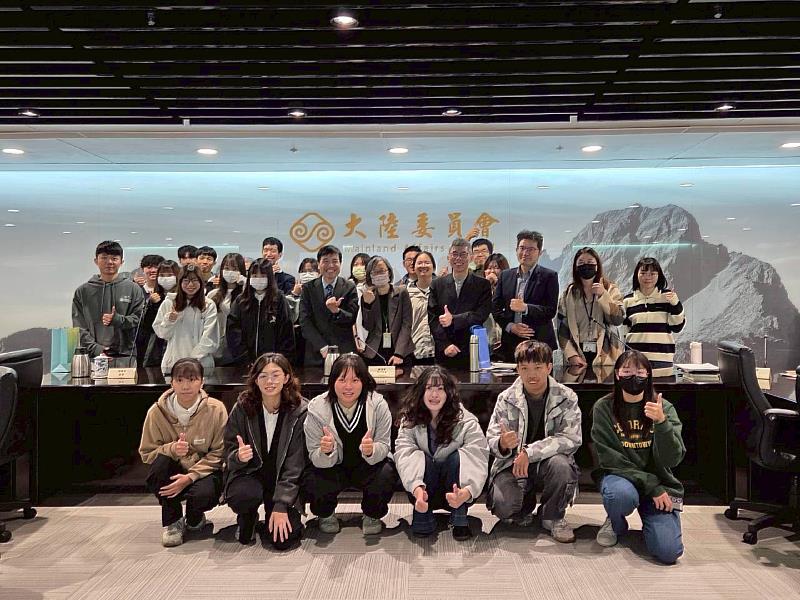 南華大學國際事務與企業學系「亞太國際關係」課程至校外移地教學，師生與陸委會鄭偉靜專委、文教處謝冠正科長、經濟處張華維科長合影。