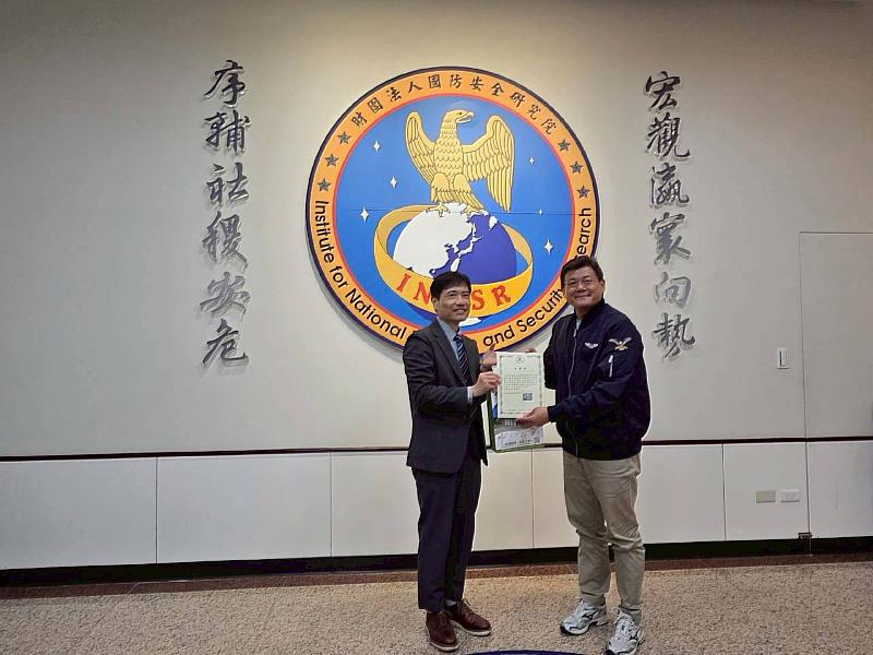 南華大學國際事務與企業學系「亞太國際關係」課程至校外移地教學，孫國祥教授（左）致贈感謝狀予國防安全研究院國防戰略與資源所陳亮智副研究員（右）。