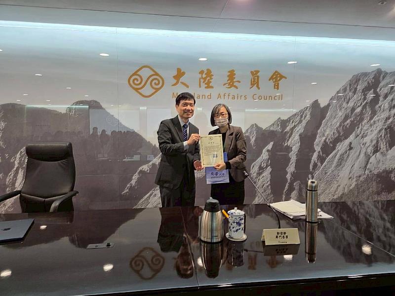 南華大學國際事務與企業學系「亞太國際關係」課程至校外移地教學，孫國祥教授（左）致贈感謝狀予陸委會專委鄭偉靜（右）。