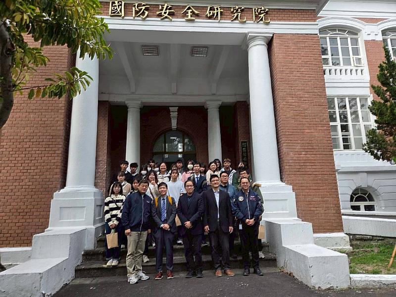 南華大學國際事務與企業學系「亞太國際關係」課程至國防安全研究院移地教學並合影留念。