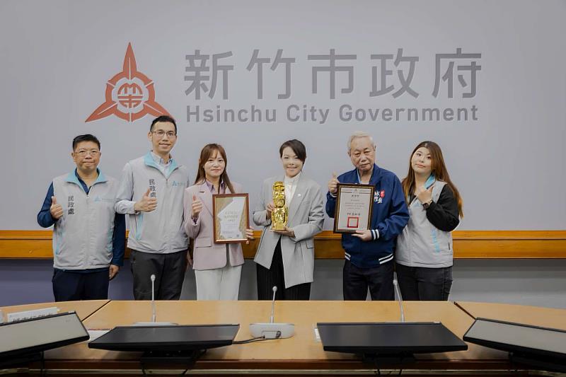 竹市民政處團隊獻獎大合照。
