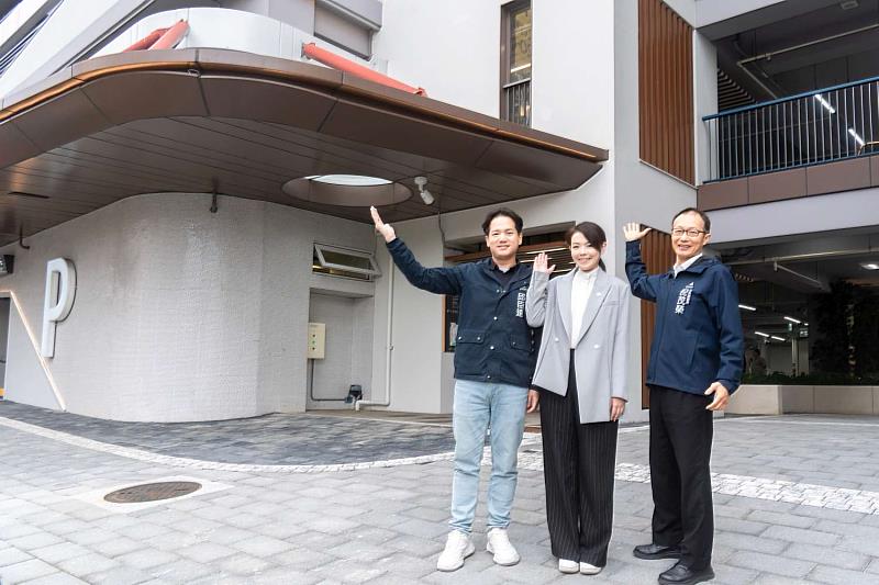 市長高虹安與副市長邱臣遠及交通處長倪茂榮合影留念。