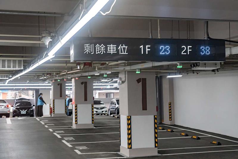 停車場提供汽車停車位284席、機車停車位261席。