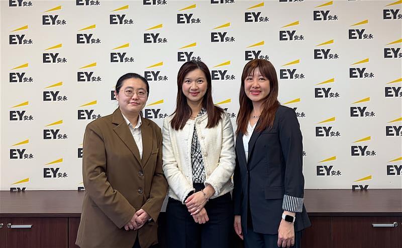 圖由左至右為安永聯合會計師事務所全球貿易及供應鏈稅務諮詢服務經理楊雅筑、全球貿易及供應鏈稅務諮詢服務執業會計師吳雅君、國際及併購重組稅務諮詢移轉訂價服務資深副總經理陳怡凡。