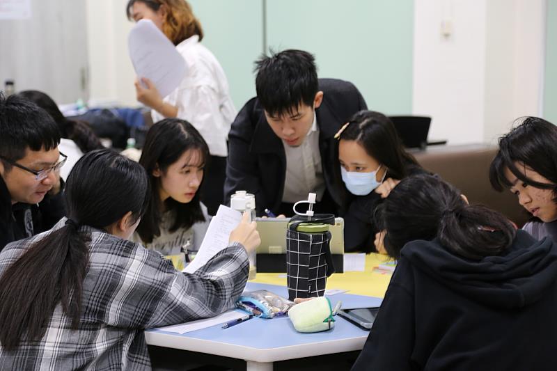 南大師資生運用平板與小組合作,完成AI教學設計挑戰。