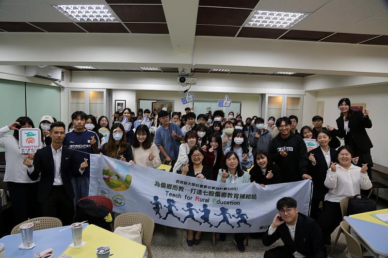 南大USR《創課解密:AI × 教學設計挑戰賽》參賽師資生與師長合影。