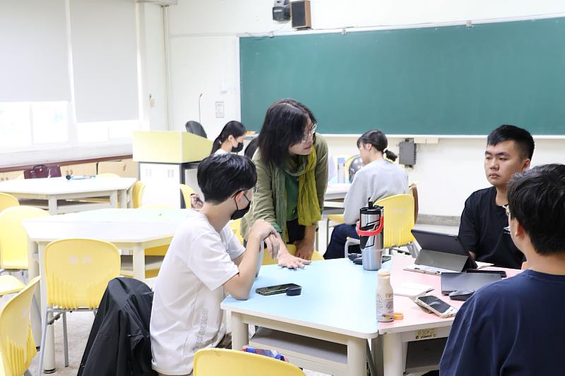 南大教師與學生交流討論，從踏查經驗深化對老城文化的理解。