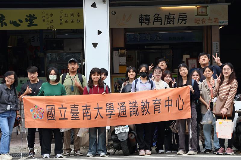南大通識教育中心師生於鴨母寮市場前合影,以百年市場作為城市學習現場。