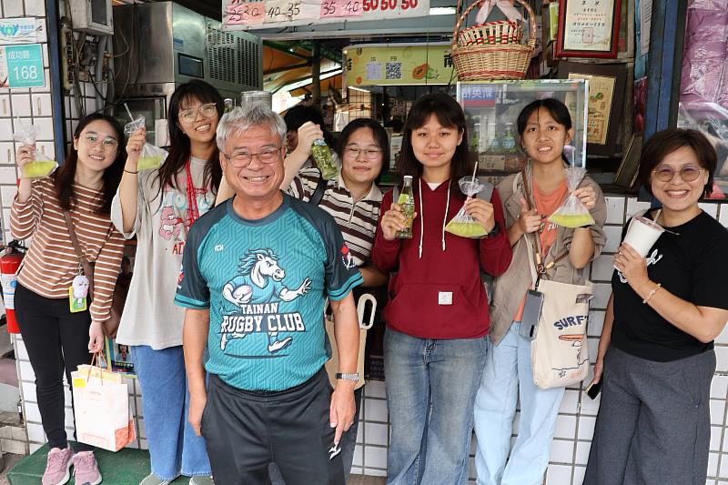 南大通識課程深入鴨母寮市場,學生與在地店家進行深度訪談,記錄市場生活智慧。