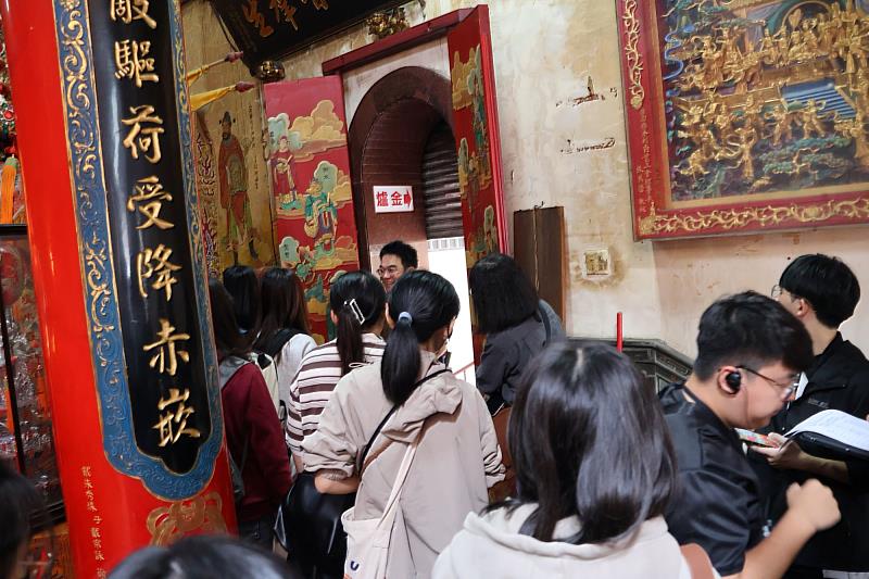南大學生透過導覽認識三老爺宮彩繪,從廟宇細節理解地方信仰與歷史脈絡。