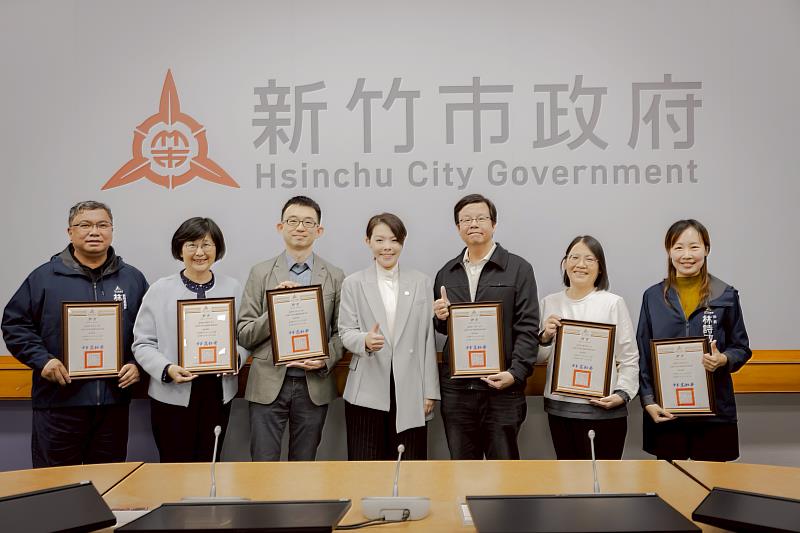 高虹安市長親頒獎表揚優良輔導人員。