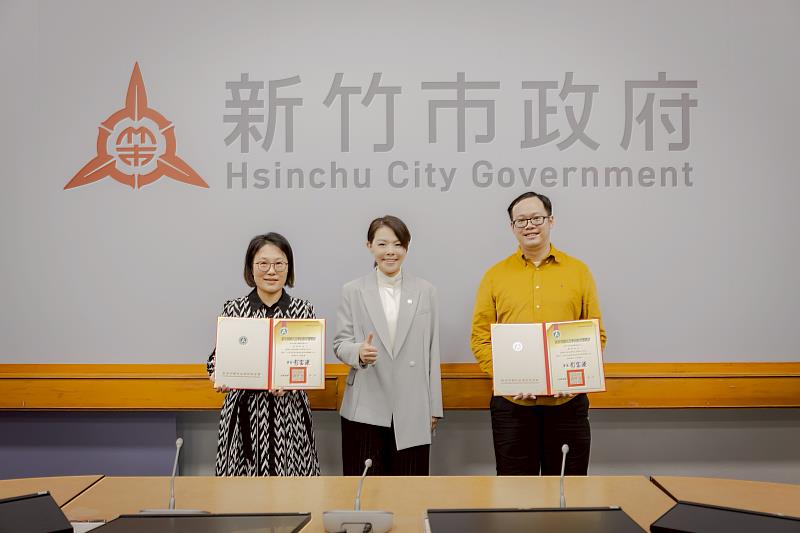 高虹安市長親頒獎表揚優良輔導人員。