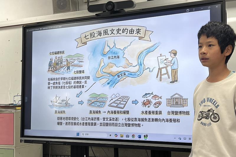 南大師資生觀摩樹林國小學生發表結合AI與在地文化的專題成果，展現自信表達與學習成果。