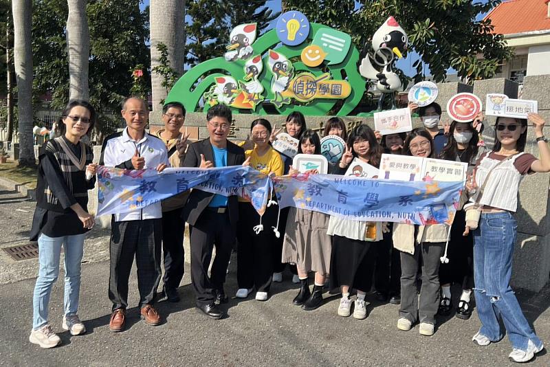南大教育系參訪師生在樹林國小校門的白鶴陣意象下合影，為活動揭開序幕。