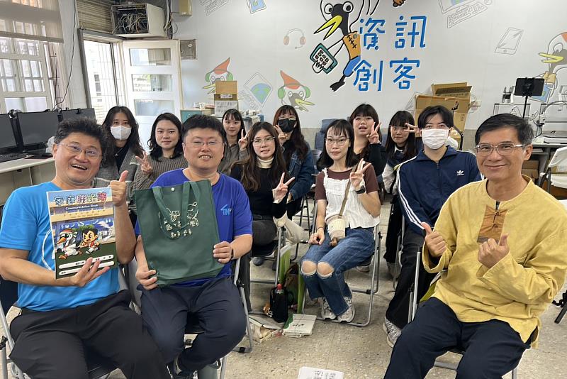 樹林國小姜宏尚主任和楊易霖老師帶領南大師資生熱烈議課，交流素養教學的有效策略。