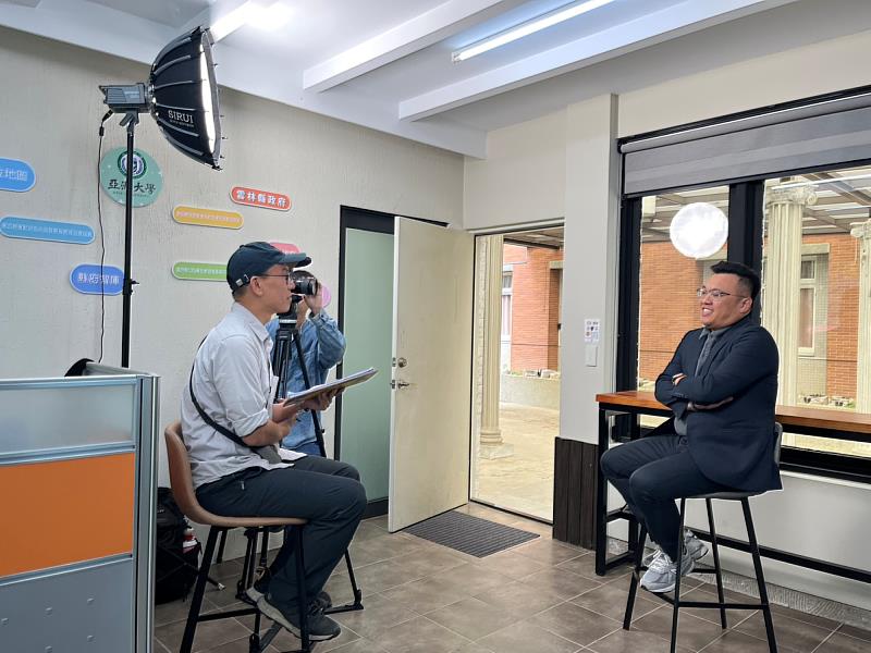 王昭能產學長（右）接受蕭智帆博士後研究員訪問，分享綠能轉型經驗。