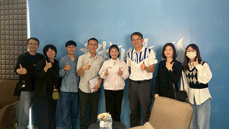 王志華老師（左1）、謝淑雅副縣長（右4）及李明岳處長（右3）合影。