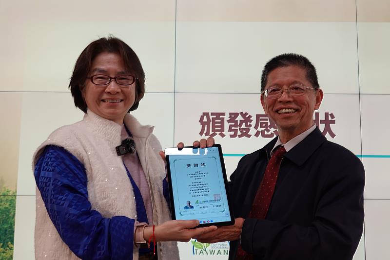 群景國際商務法律事務所所長暨台灣尤努斯基金會董事長蔡慧玲（左）頒贈策略夥伴感謝狀予台大保險經紀人股份有限公司董事長陳亦純（右）。