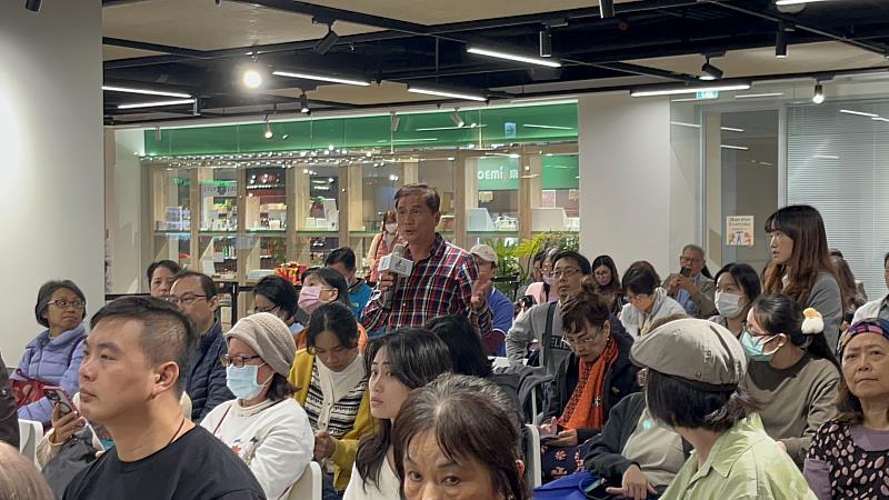 參與者現場詢問契約法律相關建議。
