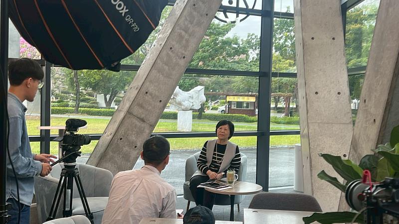 柯慧貞副教長接受國科會總辦公室採訪，說明計畫豐碩成果。