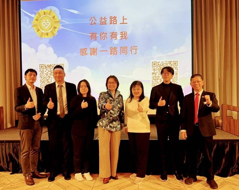 台大保險經紀人股份有限公司董事長陳奕純(右1)與台灣尤努斯基金會董事長暨群景國際商務法律事務所所長蔡慧玲(中)、台灣尤努斯基金會企劃部經理丘建賢(左1)及群景國際商務法律事務所律師團隊合影。
