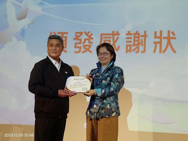 福爾摩沙公益勳章協會理事長王敏勳（左）頒發感謝狀給台灣尤努斯基金會董事長蔡慧玲（右）。