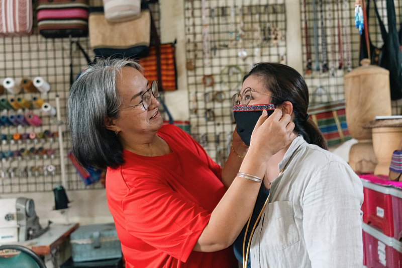 NYCU and artisan Ms. Hu Su-Chiu at the Ina Weaving Workshop created culturally rooted “Nan’ao Masks,” blending ancestral motifs with modern public-health needs at the height of the pandemic.