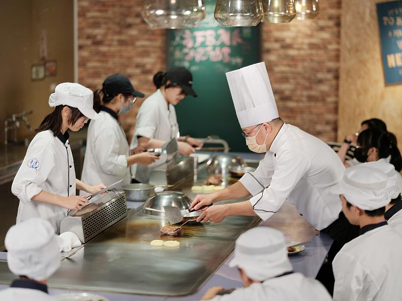 中信科大聚焦半導體與大健康產業，結合理論與實作課程學習環境。（圖/中信科大提供）