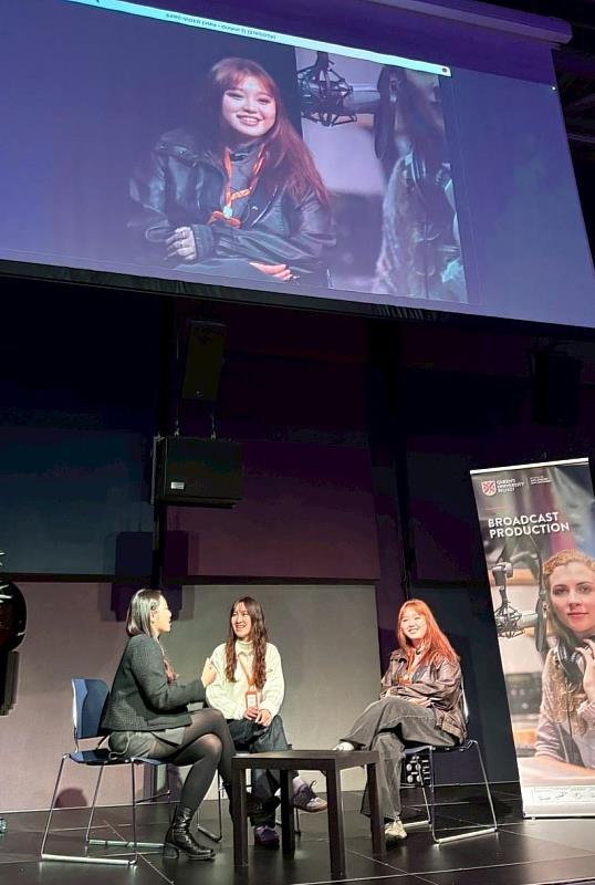 學生模擬影視訪談節目之實作情形與整體實境效果。