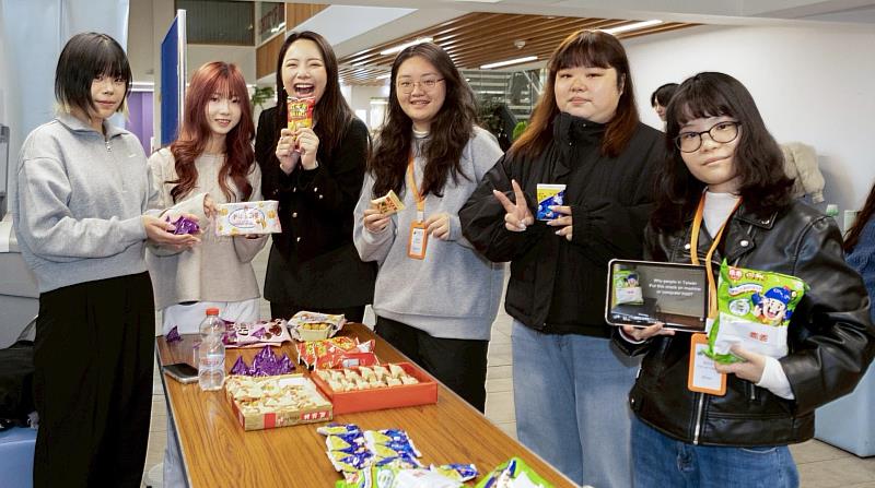適逢英國北愛爾蘭貝爾法斯特女王大學「臺灣日」，實踐大學學生分享台灣零食，以美食交流文化、拉近情誼。