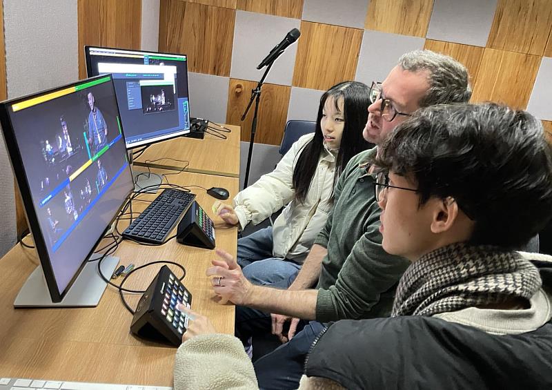 影視溝通設計課程讓學生體驗與操作影片幕後製作過程。