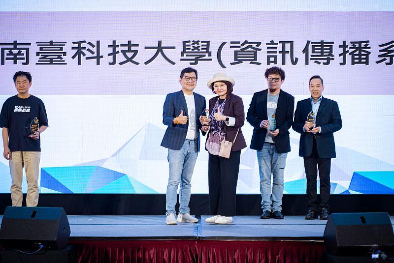 邁肯行銷董事長暨執行長張志浩頒發「最佳推動績優學校獎」予南臺科大資傳系梁丹青老師。資傳系由梁老師指導學生積極參賽，憑藉豐沛的入圍與獲獎實力，展現將金融制度轉化為創意敘事的卓越能量，深受大會肯定。