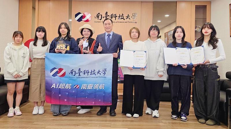 南臺科大校長黃能富與獲獎指導老師梁丹青及資傳系學生團隊（張芷璇、王佾薰與張馨、張琇婷、吳亞倩、張家甄、楊沛璇）合影，共同分享榮獲全國徵影大賽3大獎項的喜悅。