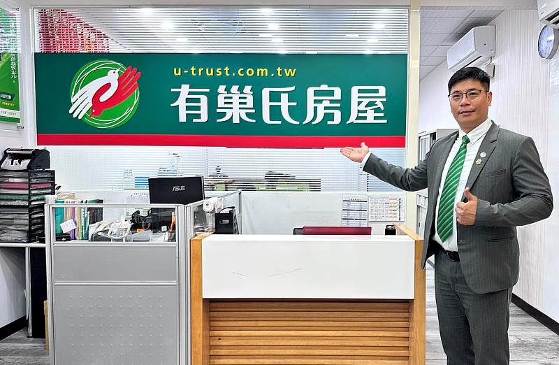 黃智業店長帶領有巢氏房屋內壢車站加盟店團隊,落實「社區專家第一品牌」精神,穩健深耕桃園中壢在地市場。(永慶房產集團提供)