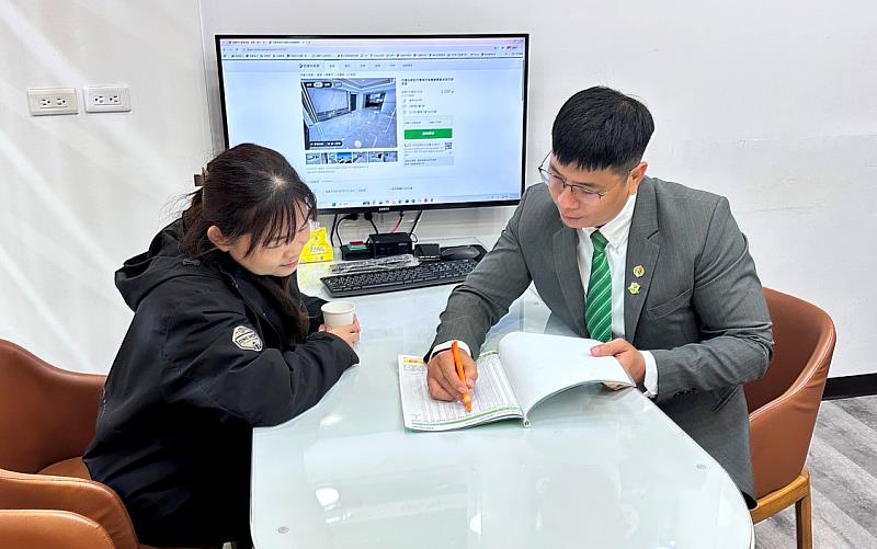 黃智業店長（右）為客戶嚴格檢測屋況，以行動實踐服務從成交後開始。（永慶房產集團提供）