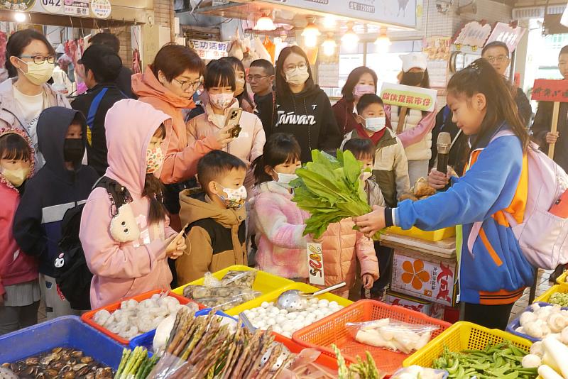 「作伙踅菜市仔2.0」以來自不同班級的資優學生組成核心學員群，接受市場走讀與導覽訓練後，再帶領原班同學認識市場裡的人物與故事。