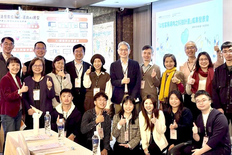 國科會「以包容為導向之科技計畫」114年度成果發表會，國科會人文及社會科學研究發展處長黃俊儒（後排中），對暨大戴榮賦教授（後排左2）及研究團隊展現的成果，表示支持與肯定。